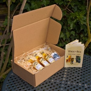 Die Whiskybox - Whisky Tasting zu Hause - steht auf einem Tisch im Garten.